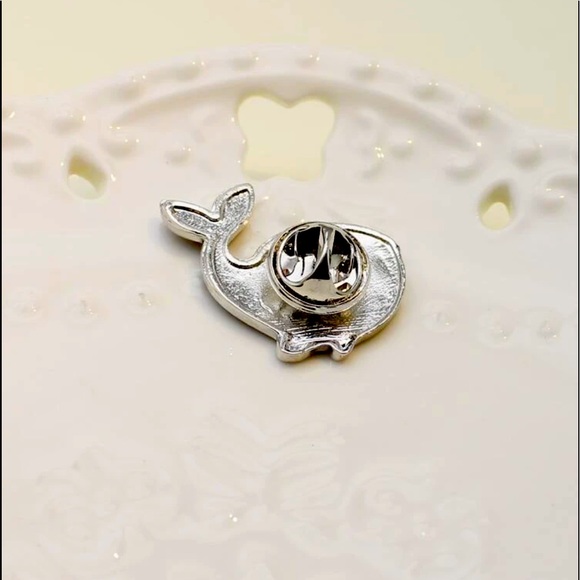 Whale enamel pin - Picture 2 of 2